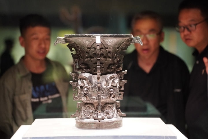 2024年5月9日，游客在陜西寶雞青銅器博物院內(nèi)參觀西周文物何尊。新華社記者 邵瑞 攝