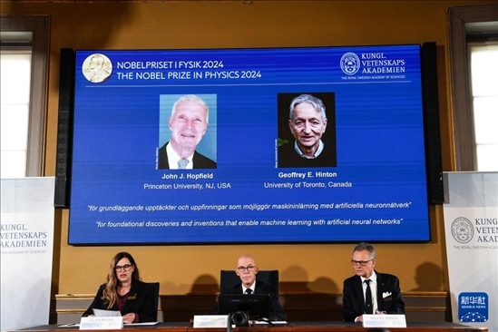 10月8日，在瑞典斯德哥爾摩舉行的2024年諾貝爾物理學(xué)獎(jiǎng)公布現(xiàn)場(chǎng)，屏幕顯示獎(jiǎng)項(xiàng)得主美國(guó)普林斯頓大學(xué)的約翰·霍普菲爾德和加拿大多倫多大學(xué)的杰弗里·欣頓。新華社記者 彭子洋 攝