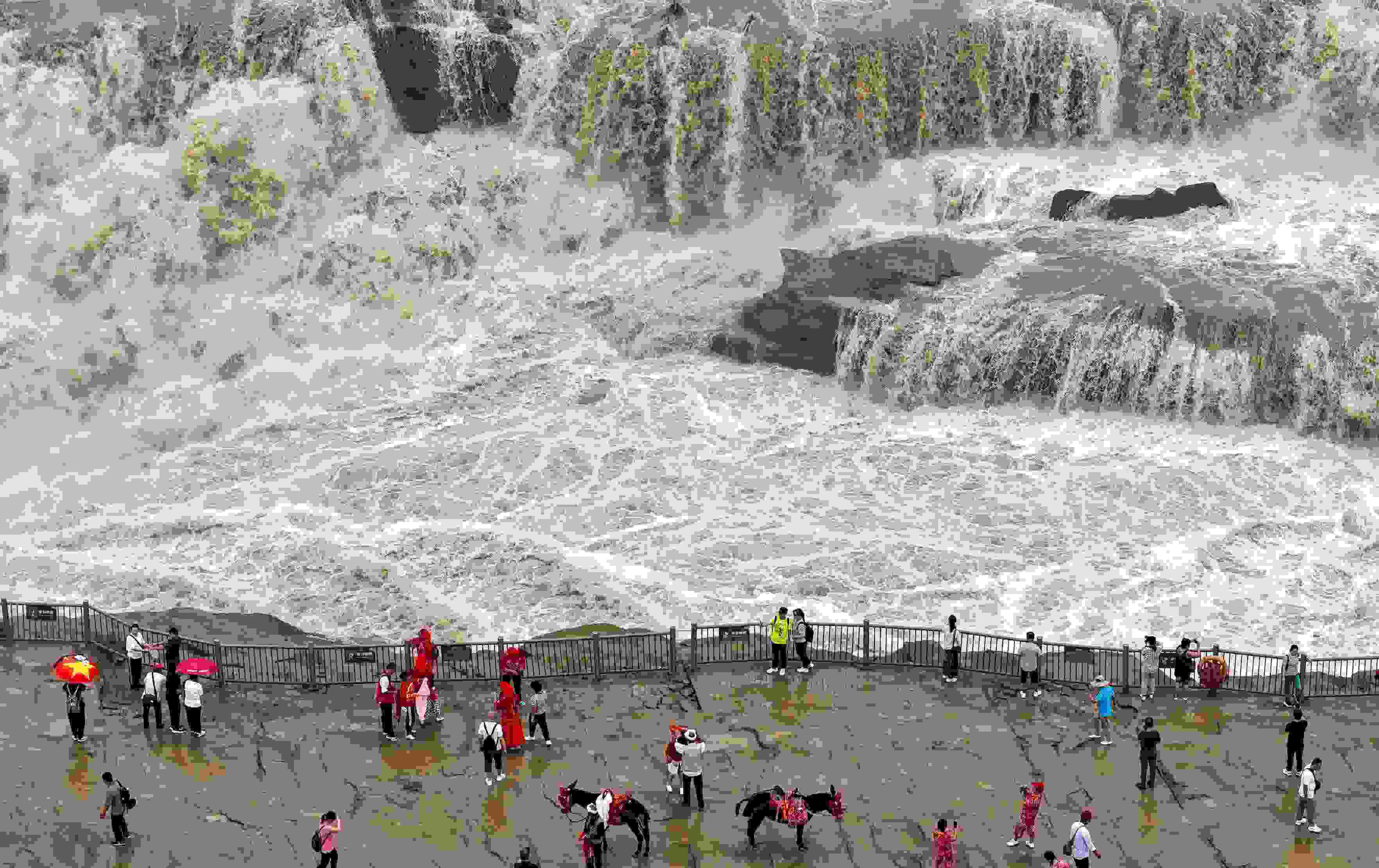 △2024年9月，游客在黃河壺口瀑布景區(qū)游覽。