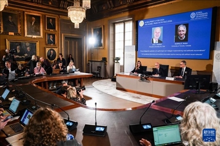 10月8日，在瑞典斯德哥爾摩舉行的2024年諾貝爾物理學(xué)獎(jiǎng)公布現(xiàn)場(chǎng)，屏幕顯示獎(jiǎng)項(xiàng)得主美國(guó)普林斯頓大學(xué)的約翰·霍普菲爾德和加拿大多倫多大學(xué)的杰弗里·欣頓。新華社記者 彭子洋 攝