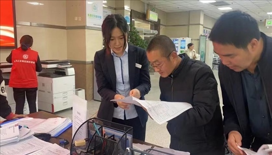 四川省成都市溫江區(qū)市場(chǎng)監(jiān)管局工作人員為群眾提供幫辦服務(wù)。圖片來源：人民網(wǎng)四川頻道