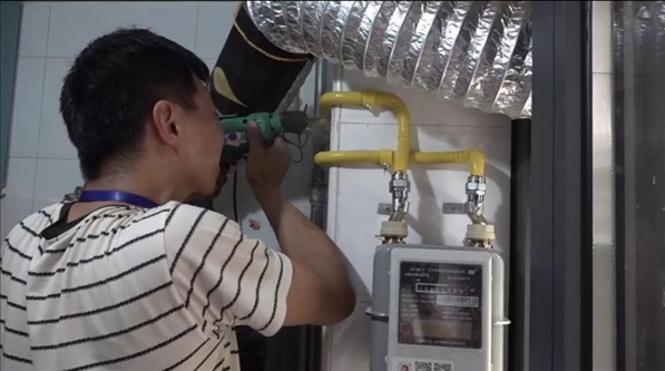 北京市石景山區(qū)工作人員上門安裝燃?xì)夤艿?。圖片來源：北京市石景山區(qū)委組織部