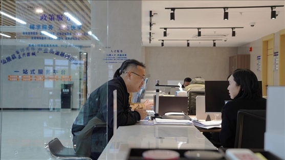 浙江省臺(tái)州市辦事群眾在政務(wù)服務(wù)中心咨詢業(yè)務(wù)辦理相關(guān)問題。圖片來源：人民網(wǎng)浙江頻道