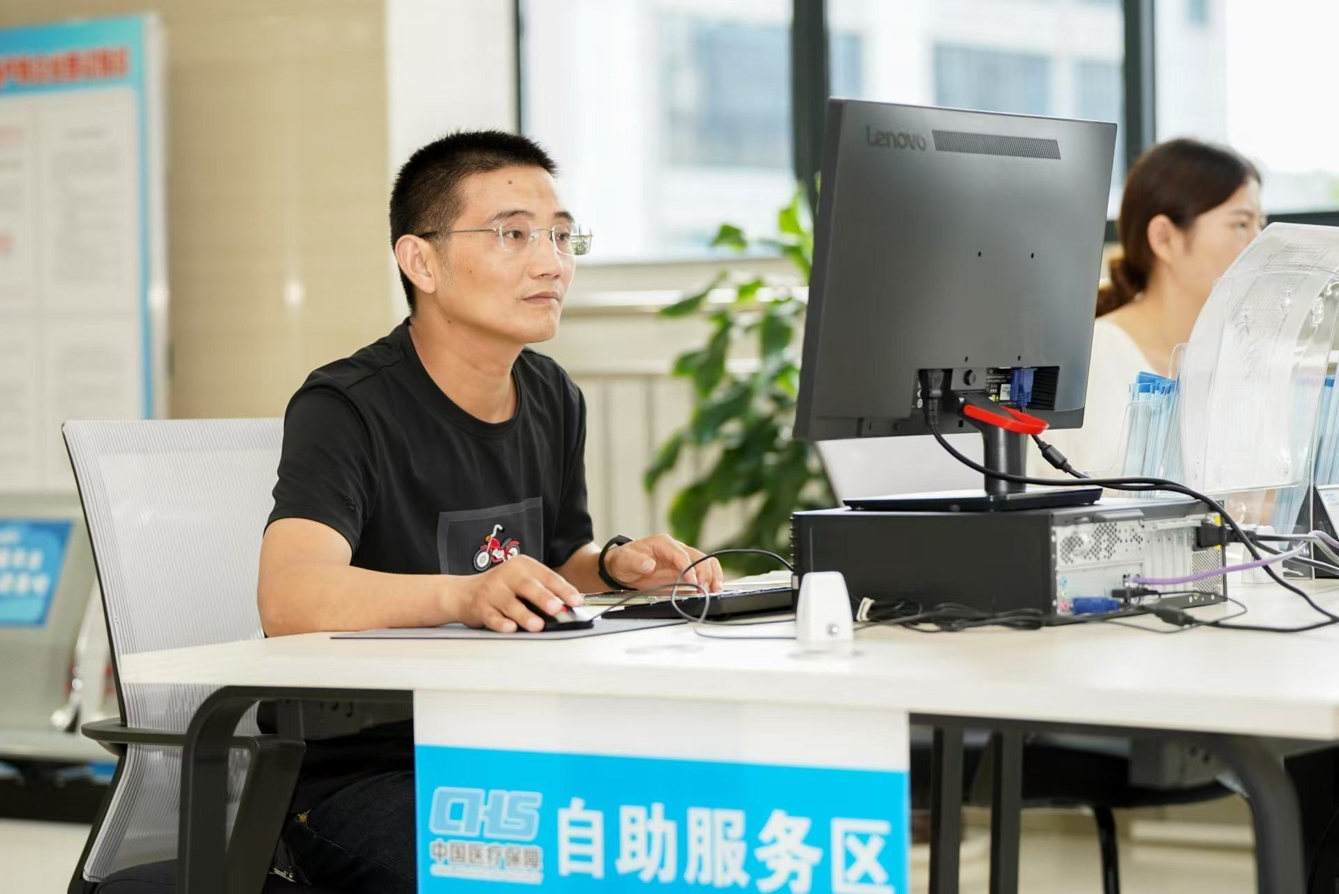 安徽省池州市市民在政務(wù)服務(wù)大廳自助辦理業(yè)務(wù)。圖片來源：人民網(wǎng)安徽頻道