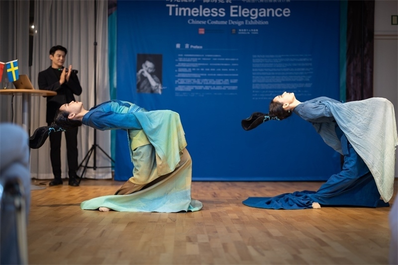 當(dāng)?shù)厝A人舞社成員表演《只此青綠》。斯德哥爾摩中國文化中心供圖