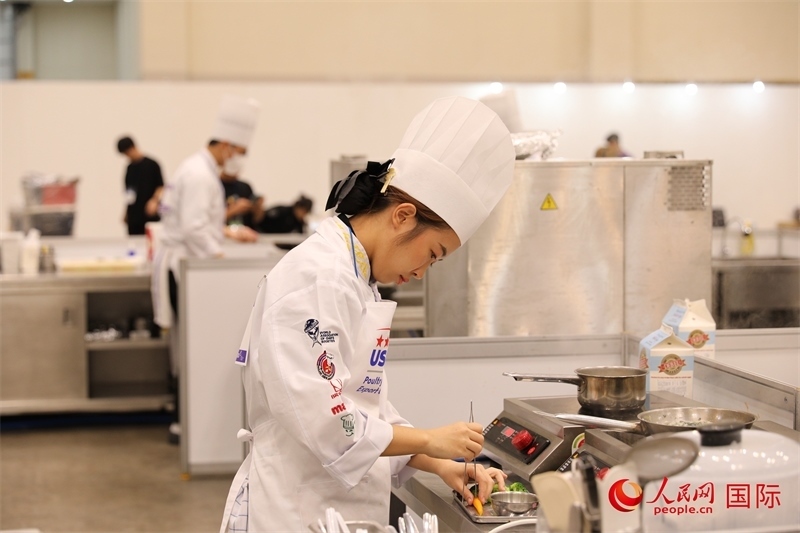 當(dāng)?shù)貢r(shí)間10月5日，廚師在第21屆釜山國(guó)際美食博覽會(huì)上展示廚藝。人民網(wǎng)記者 莽九晨攝