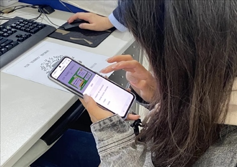 趙女士用手機(jī)掃碼預(yù)約幫辦服務(wù)。圖片來源：微信公眾號(hào)“上海市普陀區(qū)政務(wù)服務(wù)中心”