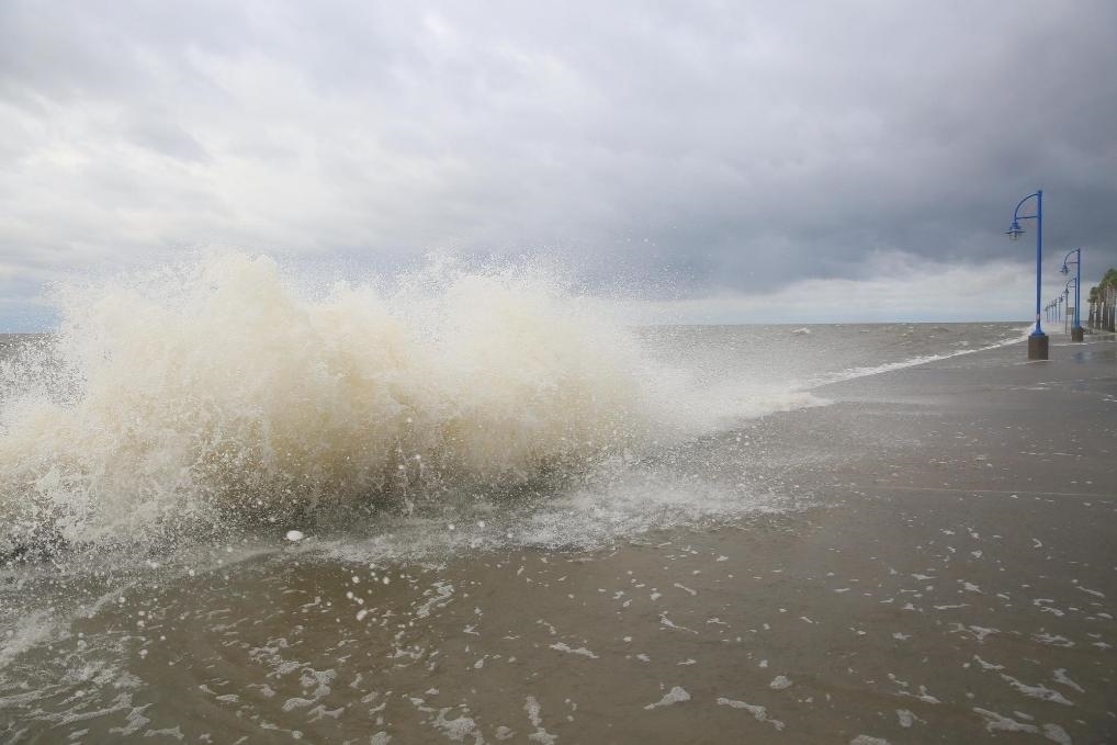 2020年9月15日，受颶風“薩莉”影響，美國路易斯安那州新奧爾良的龐恰特雷恩湖巨浪拍岸。新華社發(fā)（魏蘭攝）
