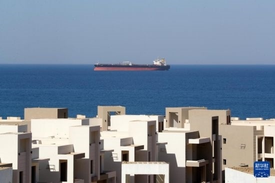 這是10月8日在埃及蘇伊士灣拍攝的行駛中的船只。新華社記者 隋先凱 攝