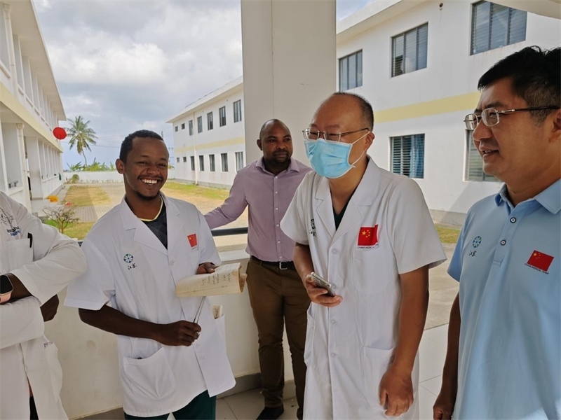 中桑醫(yī)護(hù)人員合作愉快。中國(guó)援桑醫(yī)療隊(duì) 供圖