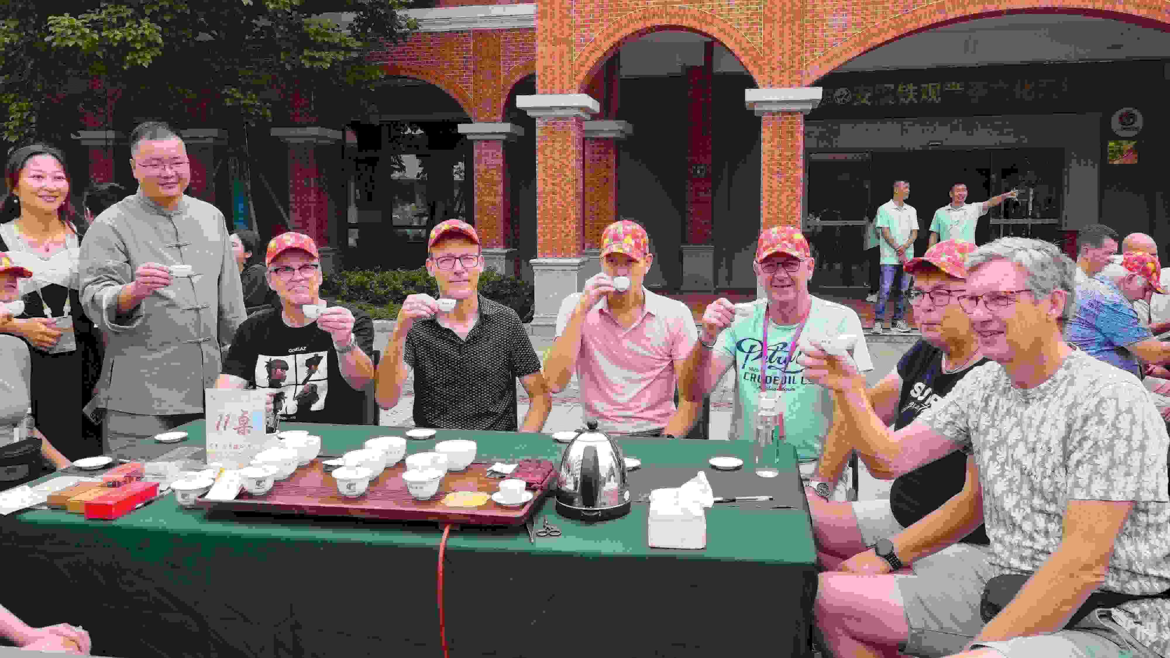 2023年10月4日，福建泉州，外國(guó)人品中國(guó)茶。