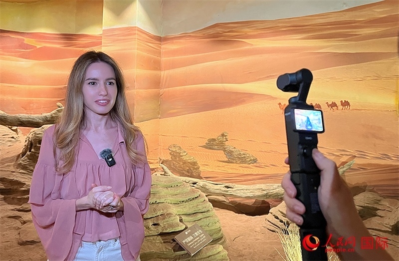 麗娜在吐魯番坎兒井源景區(qū)錄制視頻。人民網(wǎng)記者 曾書柔攝