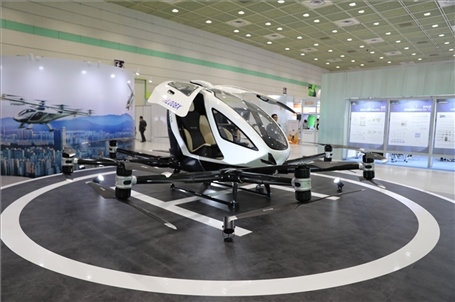 “智慧生活周”博覽會(huì)上展出的低空飛行器。人民網(wǎng)記者 莽九晨攝
