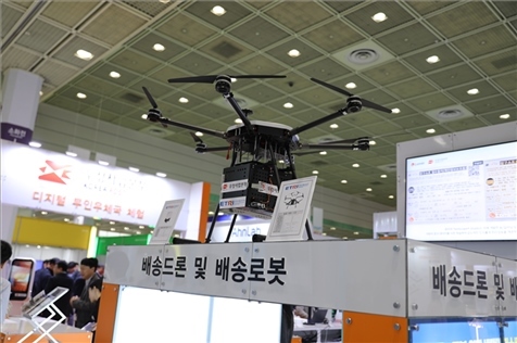 “智慧生活周”博覽會(huì)上展出的快遞無人機(jī)。人民網(wǎng)記者 莽九晨攝