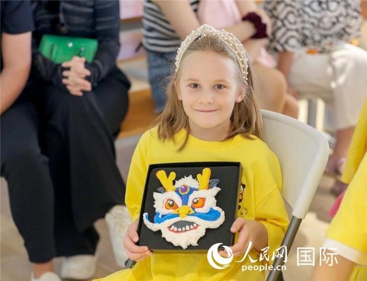 一名中文愛(ài)好者手捧生肖畫(huà)。人民網(wǎng)中東中心分社塔里克·易卜拉欣攝