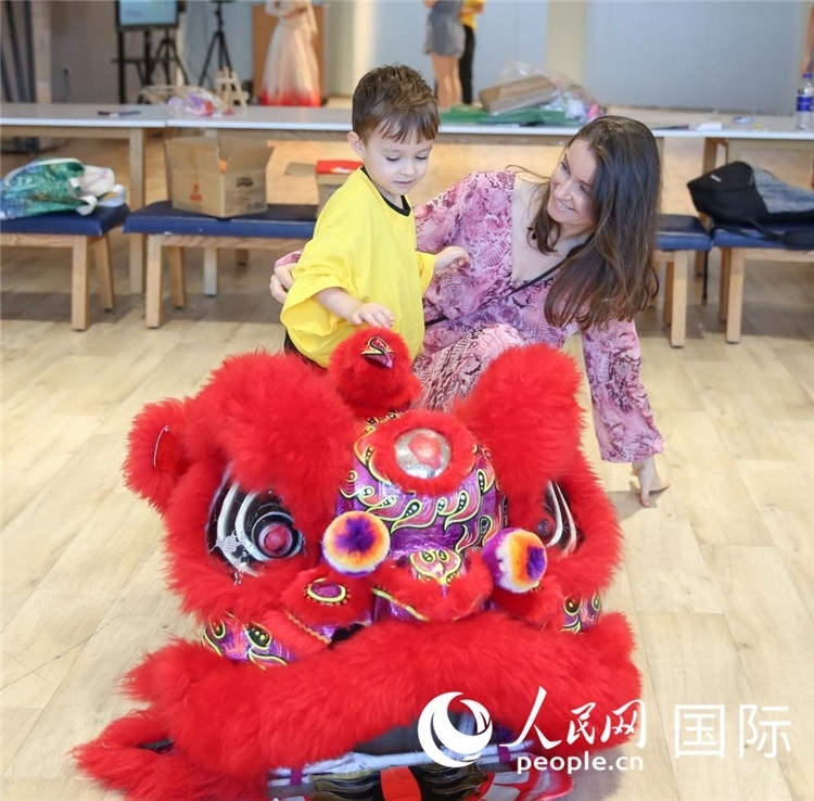 一名兒童在感受舞獅。人民網(wǎng)中東中心分社塔里克·易卜拉欣攝