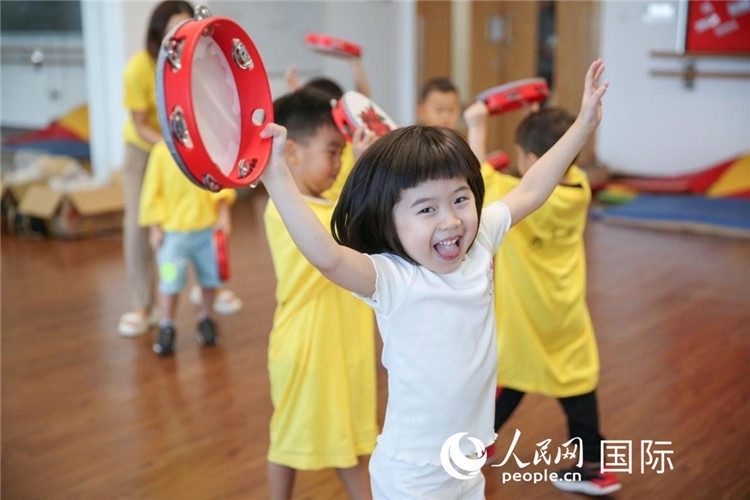 一名華裔兒童在參加音樂(lè)課程。人民網(wǎng)中東中心分社塔里克·易卜拉欣攝