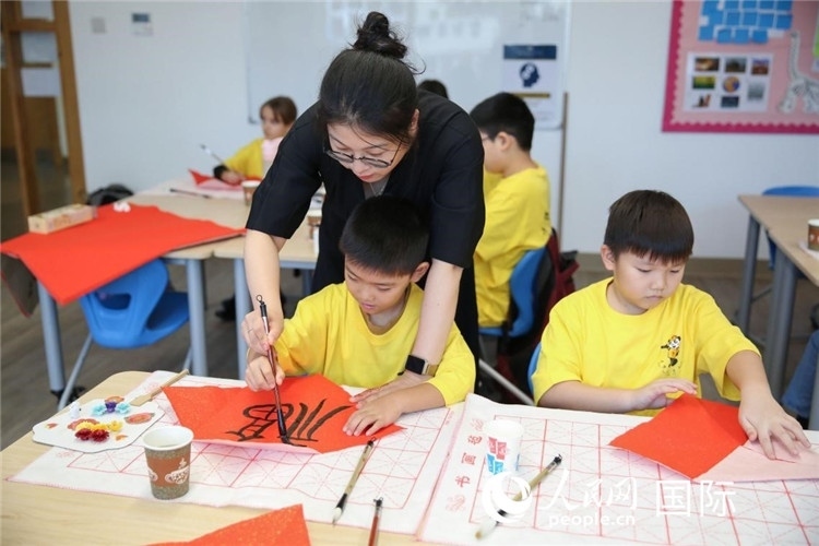 書(shū)法課場(chǎng)景。人民網(wǎng)中東中心分社塔里克·易卜拉欣攝