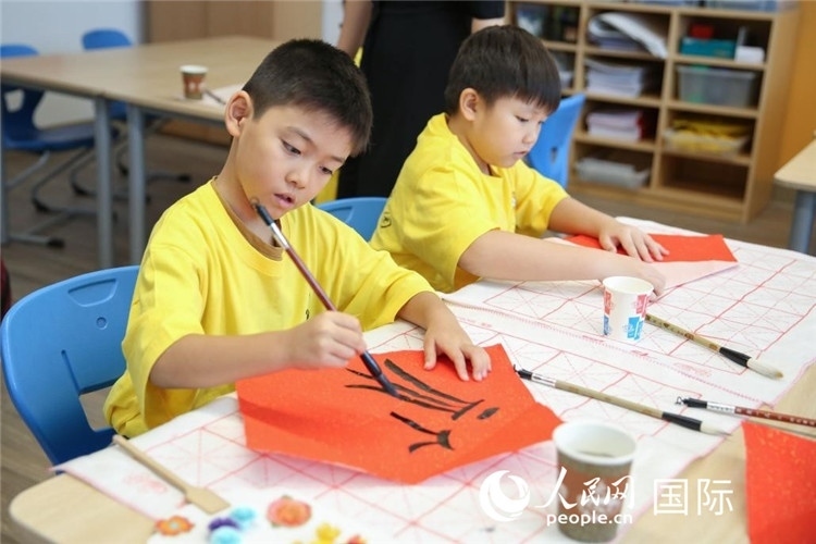 書(shū)法課。人民網(wǎng)中東中心分社塔里克·易卜拉欣攝