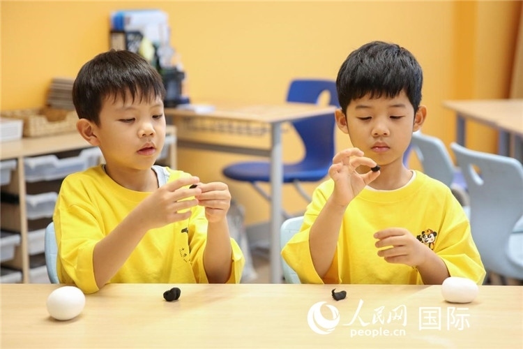 做手工。人民網(wǎng)中東中心分社塔里克·易卜拉欣攝