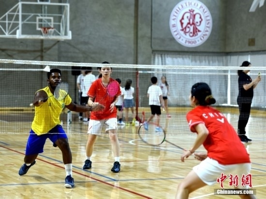 當(dāng)?shù)貢r(shí)間10月12日，巴西圣保羅，中國(guó)高校羽毛球代表團(tuán)和巴西羽毛球協(xié)會(huì)運(yùn)動(dòng)員切磋球技。 