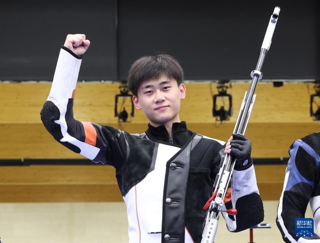 8月1日，在法國(guó)沙托魯舉行的巴黎奧運(yùn)會(huì)射擊男子50米步槍三姿決賽中，中國(guó)選手劉宇坤奪得冠軍。圖為劉宇坤在奪冠后慶祝。新華社記者 張帆 攝