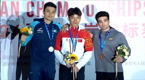 伍鵬（中）奪得男子速度項(xiàng)目冠軍。主辦方供圖