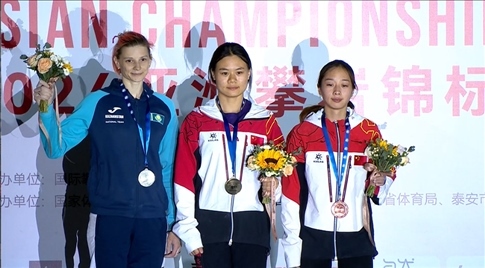 女子速度項(xiàng)目蒙世雪（中）奪冠，周婭菲（右）獲季軍。主辦方供圖