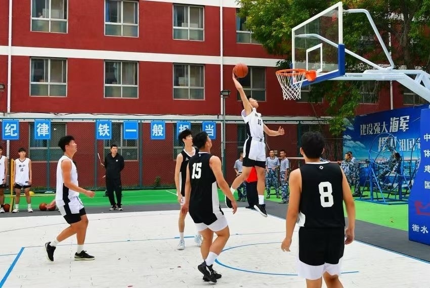 全天候室外運(yùn)動(dòng)木地板籃球場(chǎng)上精彩激烈的籃球賽。 主辦方供圖