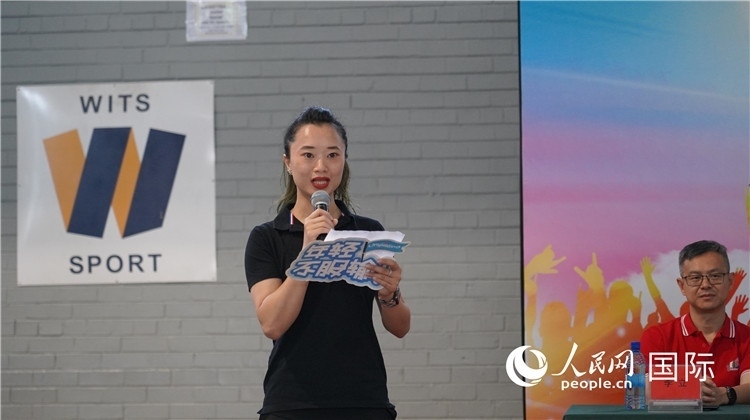 運動員代表柳工南非員工陳婉雯宣誓。 人民網(wǎng) 劉暢 攝