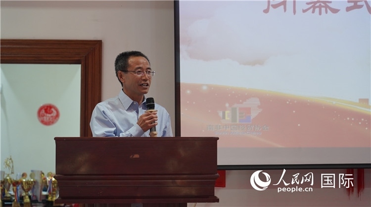 中國駐約翰內(nèi)斯堡代總領(lǐng)事周育江在閉幕式上致辭。 人民網(wǎng) 張茜攝