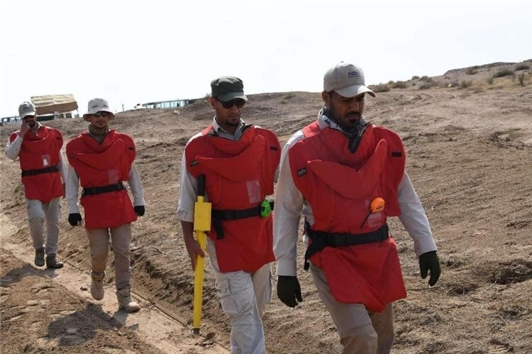 工作人員前往排雷。中國海油供圖