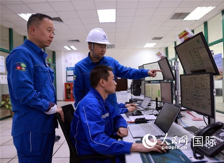 工作人員在一體化終端中央控制室工作。人民網(wǎng)記者管克江攝