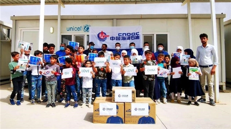 慰問當?shù)貙W校。中國海油供圖