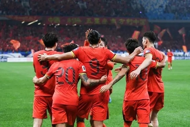 10月15日晚，張玉寧（9號(hào)）進(jìn)球后與隊(duì)友擁抱慶祝。新華社記者 李紫恒攝