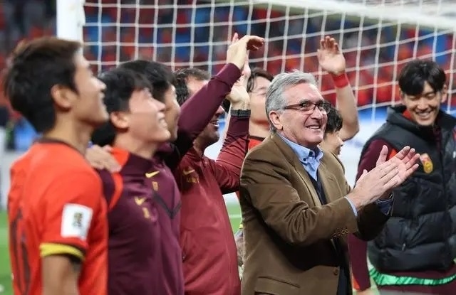 10月15日晚，國(guó)足主教練伊萬(wàn)科維奇（前右）賽后向觀眾致意。新華社記者 胡星宇攝