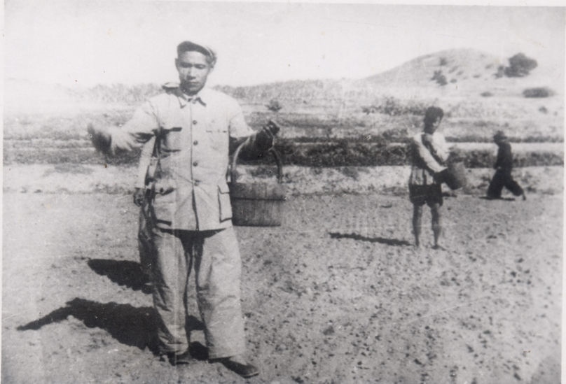 谷文昌（左）在田間與農(nóng)民一起勞動（資料照片）。