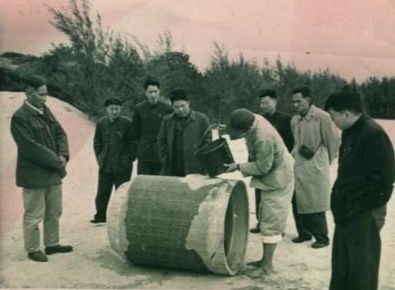 谷文昌（左一）與工程技術(shù)人員解決地下水供給（資料照片）。谷文昌帶領(lǐng)群眾修建了22座水庫和705處永久性水利工程，緩解了東山縣水資源極度缺乏的難題。