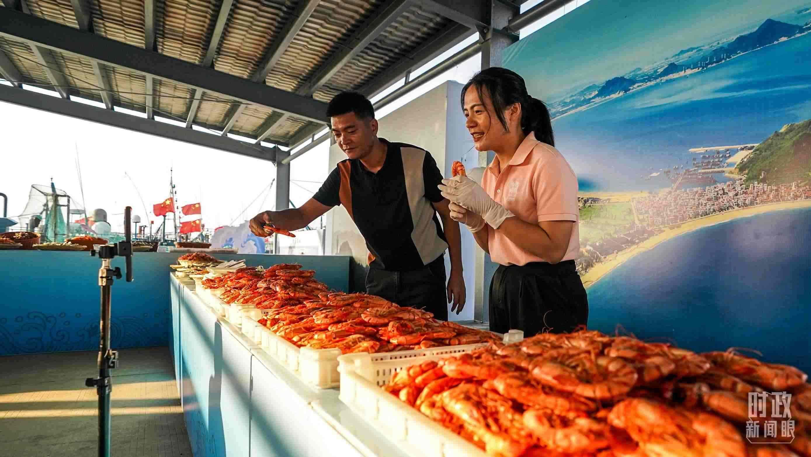 △正在直播賣貨的澳角村村民。（總臺(tái)記者李晉拍攝）