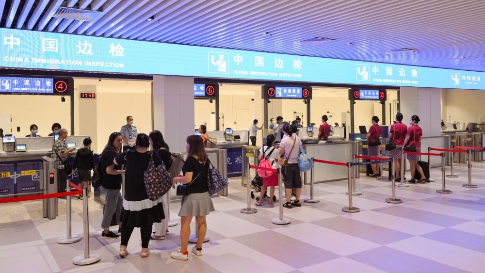 2023年7月26日，旅客在三亞鳳凰國際機場國際航站樓有序通關(guān)。三亞鳳凰國際機場國際航站樓改擴(kuò)建項目主體工程已于2023年7月1日完工并投入使用，該項目是海南自貿(mào)港首個主體工程完工并投入使用的封關(guān)運作項目?！逗Ｄ献杂少Q(mào)易港建設(shè)總體方案》明確，海南將在2025年前適時啟動全島封關(guān)運作。