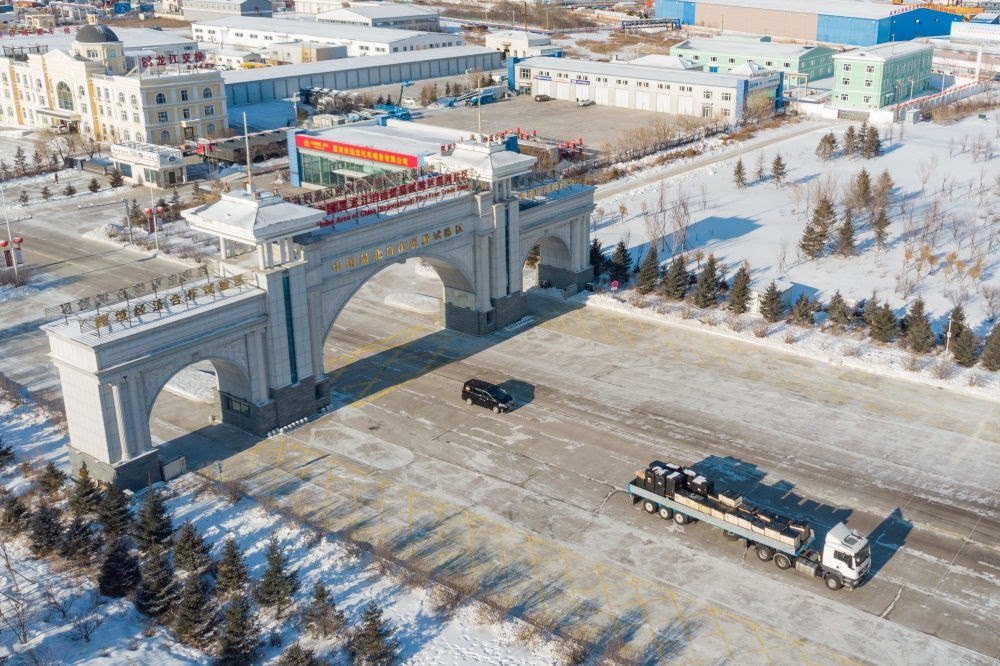 這是中國（黑龍江）自由貿(mào)易試驗區(qū)黑河片區(qū)（2024年1月31日攝，無人機照片）。2023年，該自貿(mào)片區(qū)外貿(mào)進(jìn)出口總值達(dá)244.82億元，實現(xiàn)增幅56.9%，引進(jìn)外資企業(yè)16家，直接利用外資127.3萬美元，同比增長27.3%。