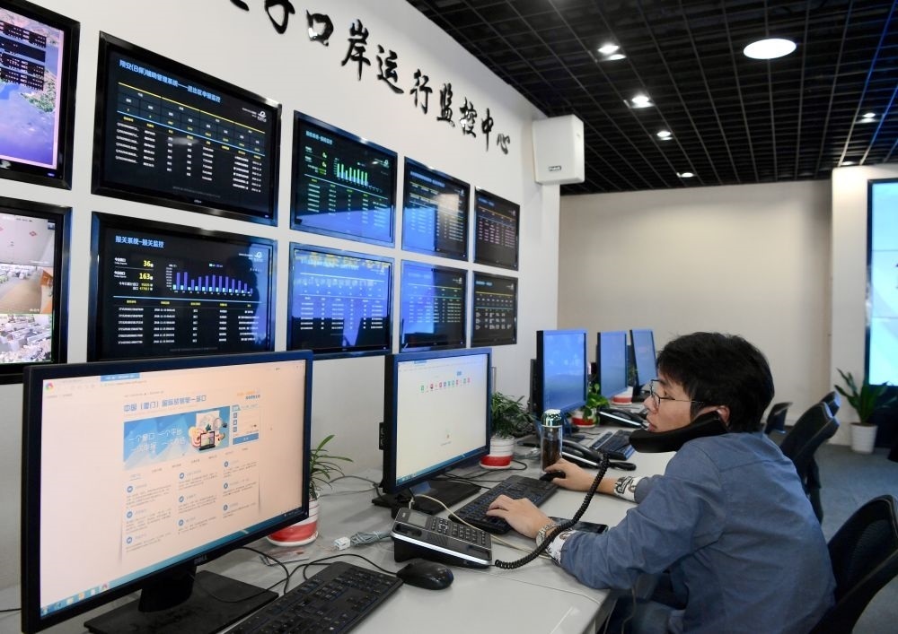 在中國（福建）自由貿(mào)易試驗區(qū)廈門片區(qū)，國際貿(mào)易“單一窗口”工作人員在網(wǎng)上受理業(yè)務(wù)（2018年11月15日攝）?！皢我淮翱凇笔顷P(guān)檢等口岸部門、地方政府相關(guān)部門、金融機構(gòu)等共同參與的口岸管理共享平臺。貿(mào)易商能夠通過一個入口提交貨物進(jìn)出口或轉(zhuǎn)運所需要的單證或電子數(shù)據(jù)，實現(xiàn)“一個平臺、一點接入、一次申報、一次辦結(jié)”。