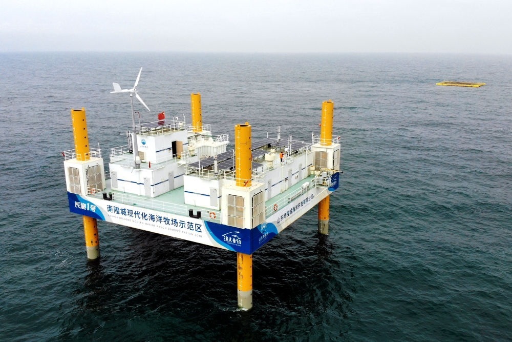 這是應(yīng)用5G技術(shù)的山東長島綜合試驗區(qū)南隍城國家級海洋牧場示范區(qū)海上平臺（2020年8月8日攝，無人機照片）。中國（山東）自由貿(mào)易試驗區(qū)設(shè)立以來，一系列大膽試、大膽闖、自主改的政策逐步落實，制度創(chuàng)新打通堵點、釋放活力，成為深化對外開放、發(fā)展海洋經(jīng)濟(jì)的重要抓手。