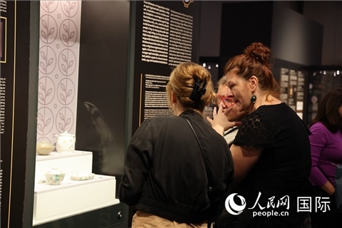 嘉賓參觀展覽。人民網(wǎng)記者 禹麗敏攝