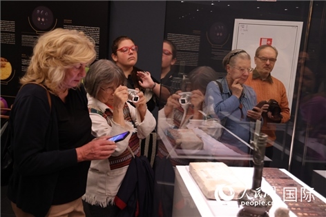 嘉賓參觀展覽。人民網(wǎng)記者禹麗敏 攝。