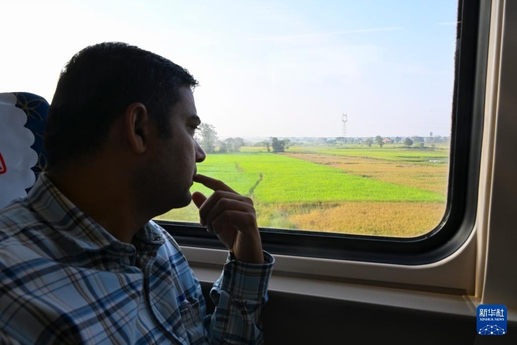 這是10月12日在老撾拍攝的中老鐵路C98列車上的一名乘客。新華社記者 程一恒 攝