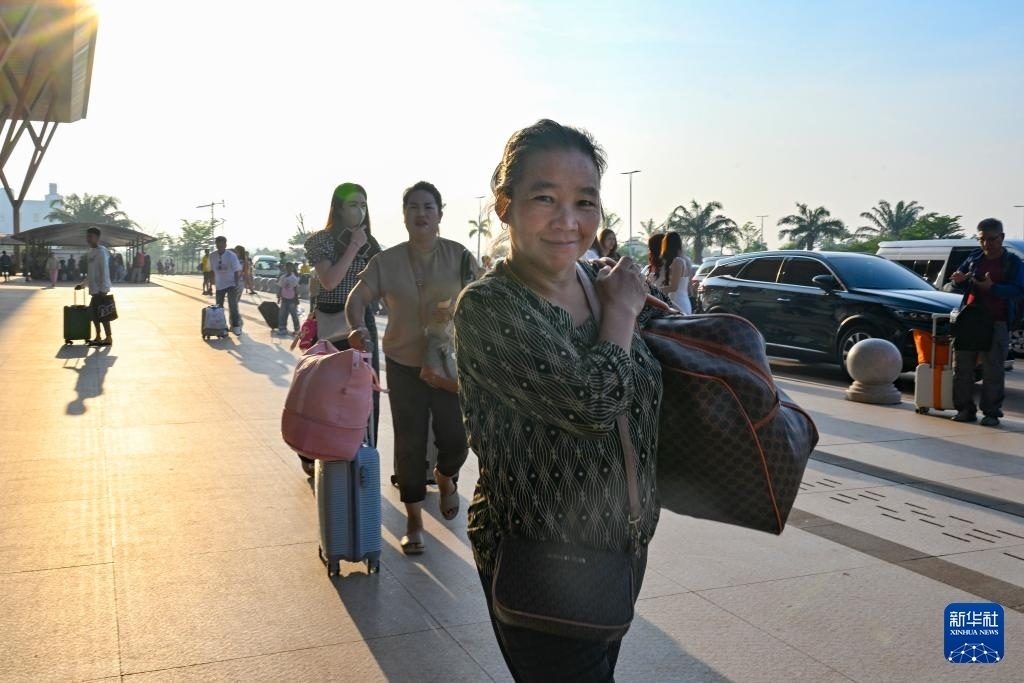 這是10月12日在老撾萬象中老鐵路萬象站拍攝的一名女子。新華社記者 程一恒 攝