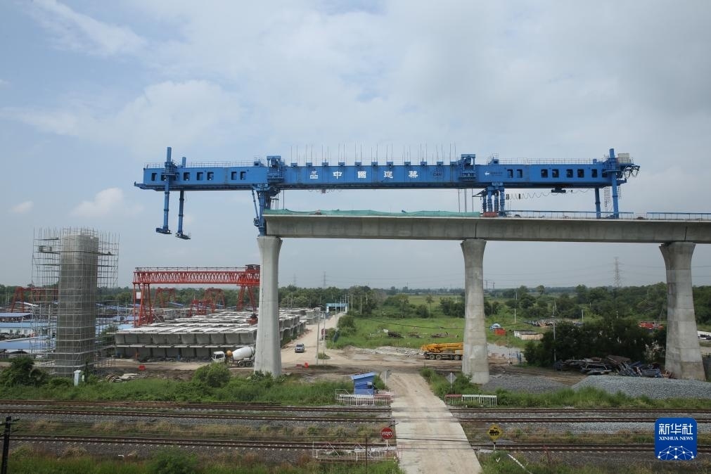 這是10月11日拍攝的位于泰國(guó)大城府的中泰高鐵項(xiàng)目4-3標(biāo)段施工現(xiàn)場(chǎng)。新華社記者 孫瑋彤 攝