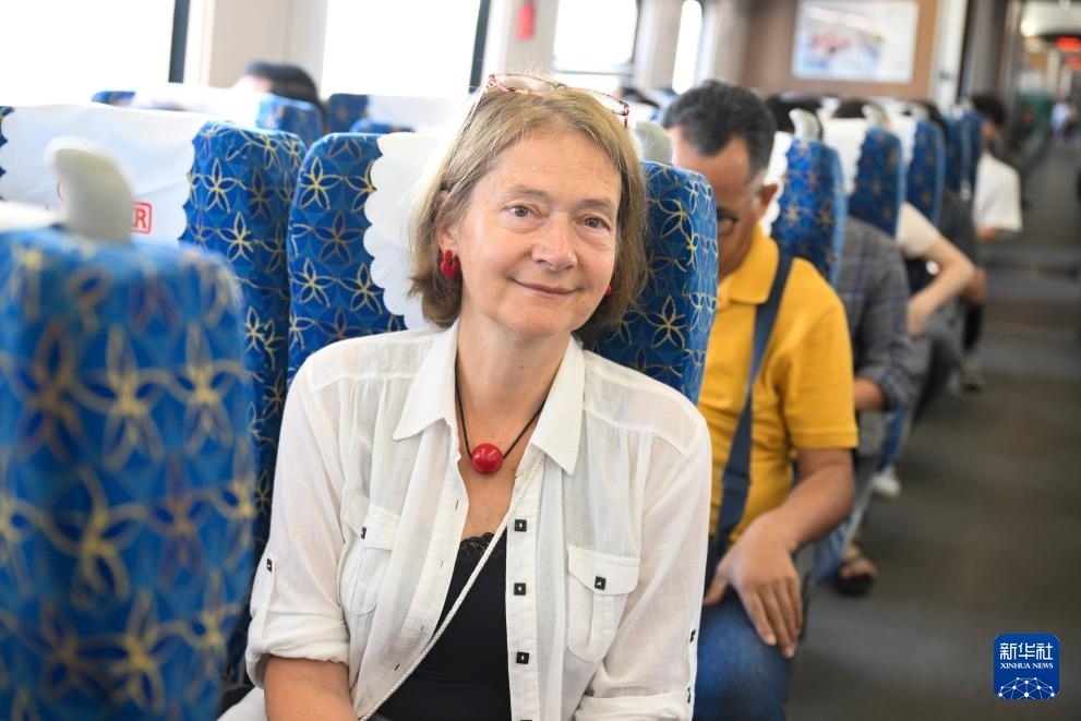 這是10月12日在老撾拍攝的中老鐵路C98列車上的一名乘客。新華社記者 程一恒 攝