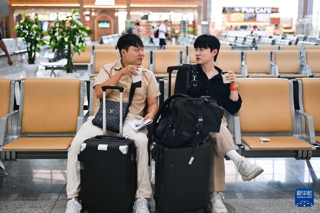 10月12日，在老撾萬象中老鐵路萬象站候車廳，兩名乘客在等候列車。新華社記者 程一恒 攝